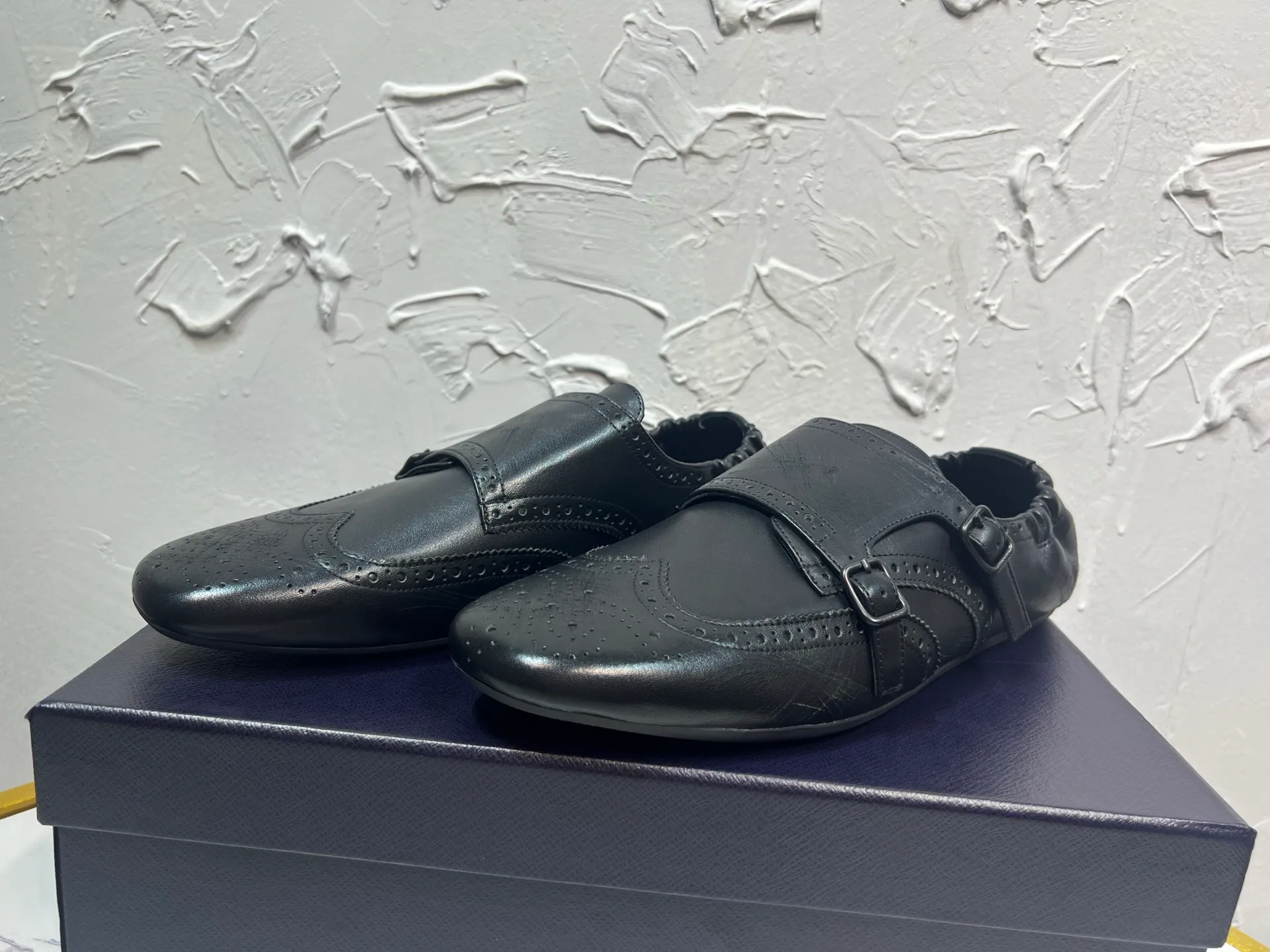 P820 ​​prada derby2025 spring and autumn latest Prada slip-on retro men's leather shoes, Shuffle double-button Mengke shoes, upper cowhide, lining and foot cowhide, rubber sole, original packaging black and brown 2 colors, code number: 39-46